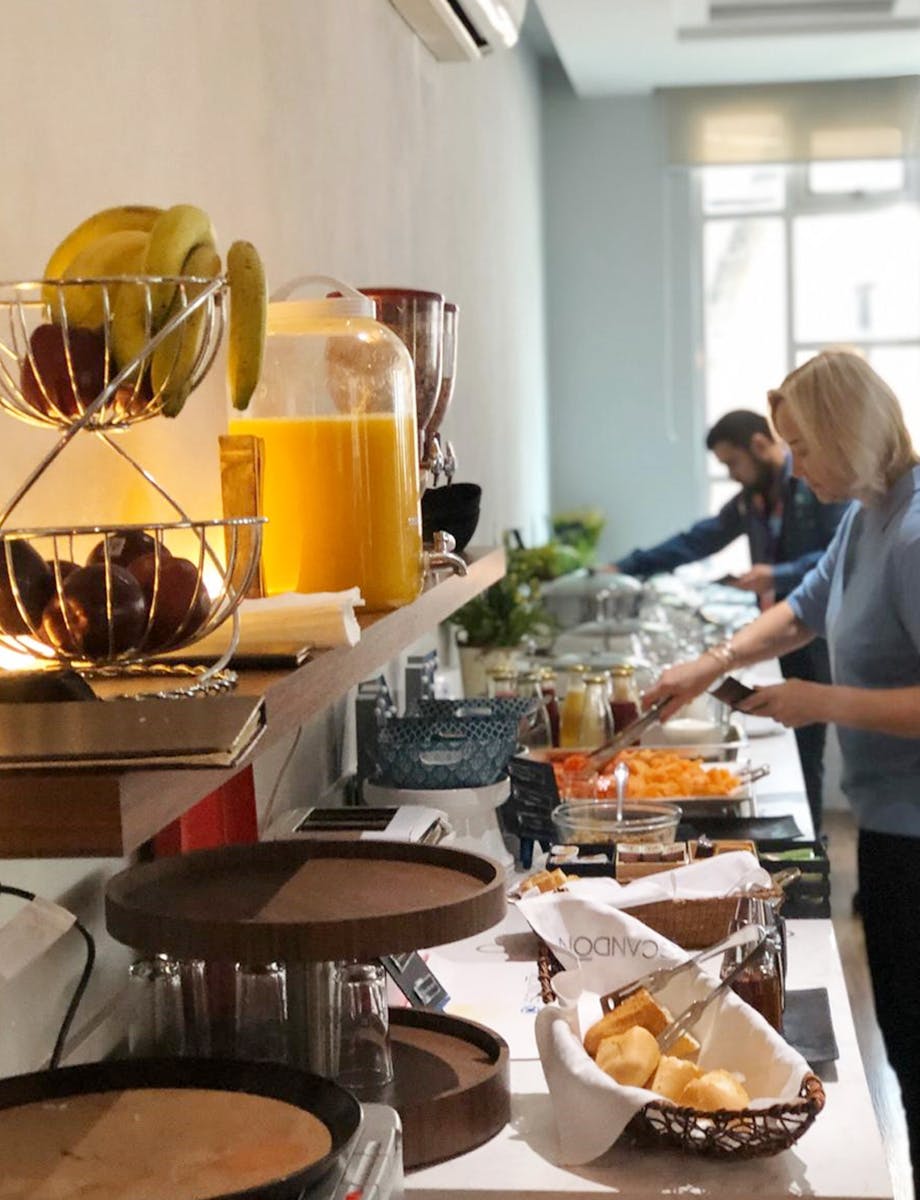 Elegant buffet breakfast setup in a Ciudad de México hotel with people serving food.