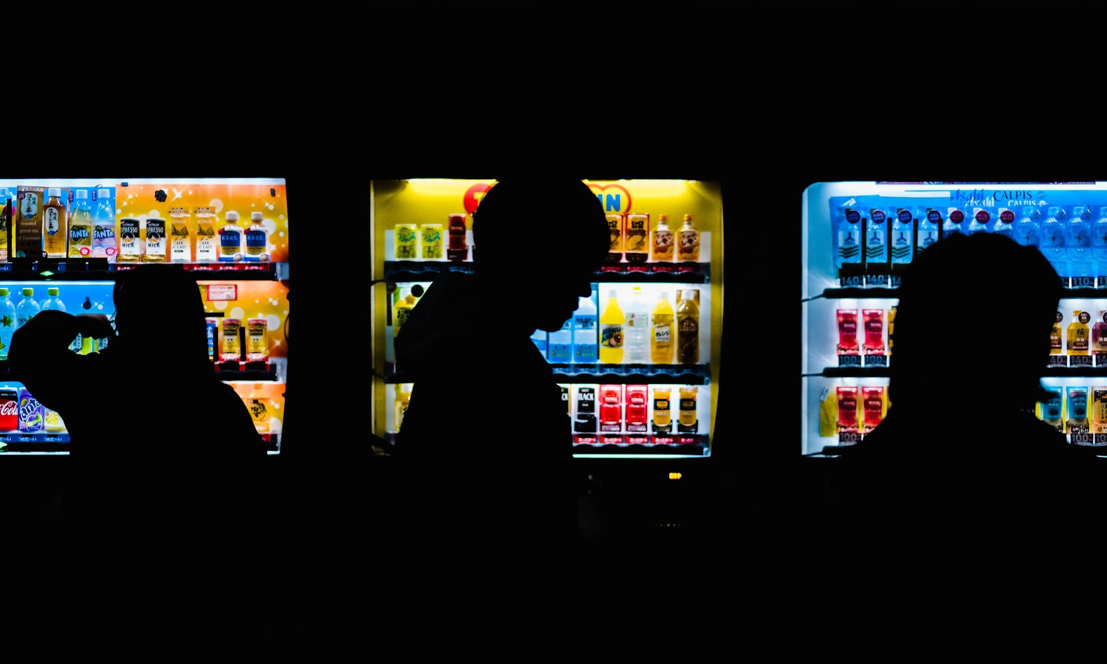 mensen bij vending machines